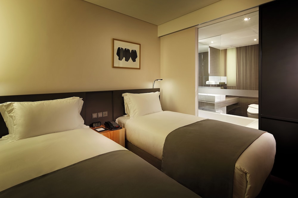 [English Duty Free Benefits] Standard Twin Room + 2 Shilla Duty Free Vouchers (per booking)