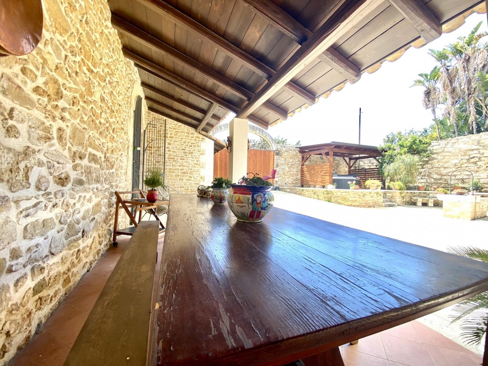 Villa, Smoking photo 2