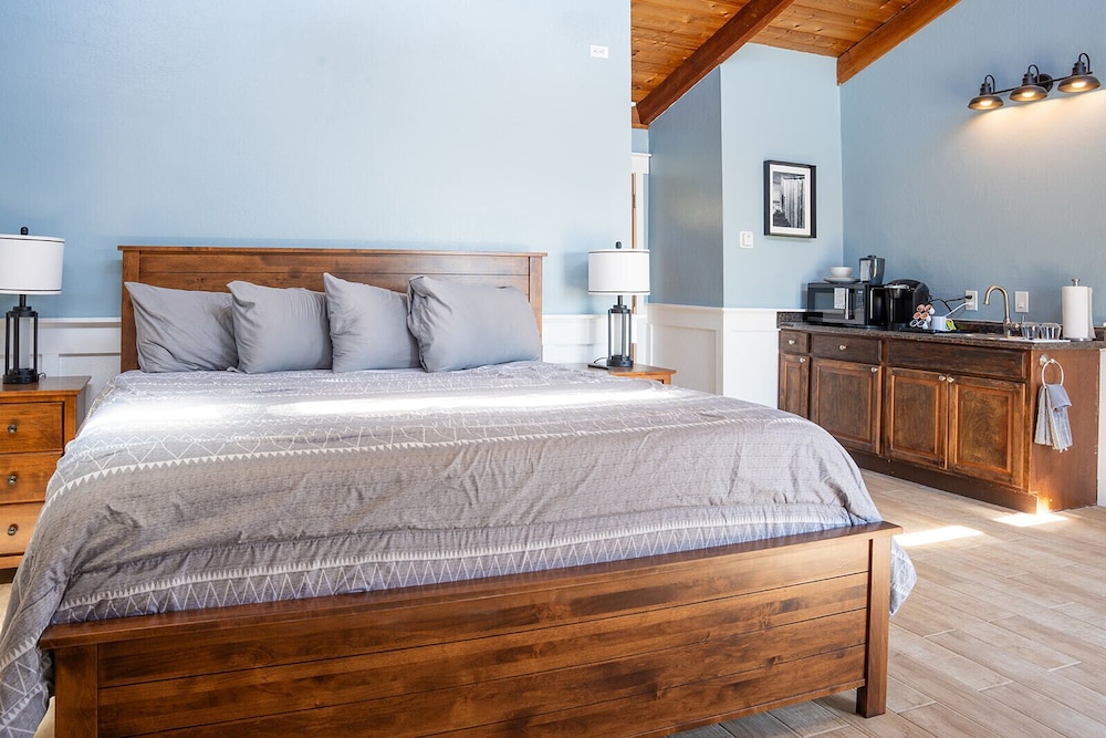 Premium Room, 1 King Bed, Hot Tub, Ocean View photo 1