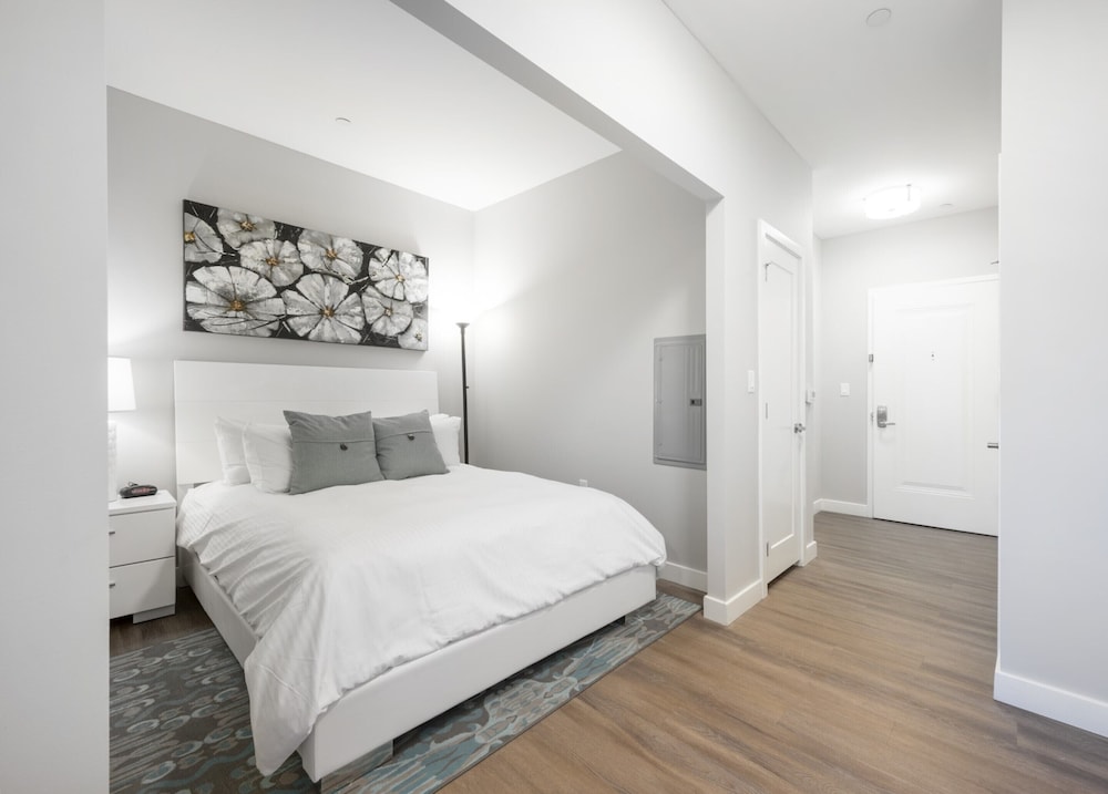Premium Studio, 1 Queen Bed with Sofa bed