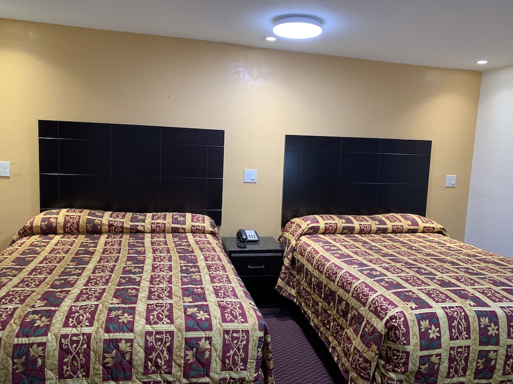 Standard Room, 2 Queen Beds photo 2