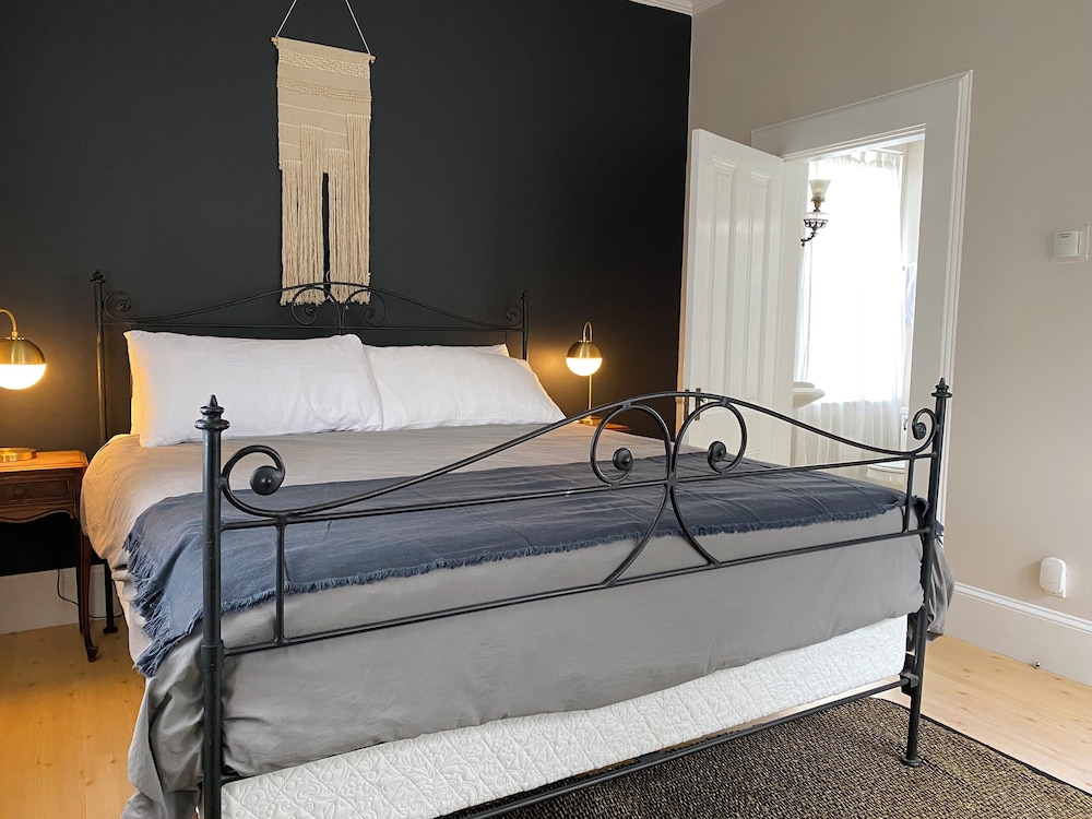 Romantic Room, 1 King Bed, Garden View (Pet Friendly)