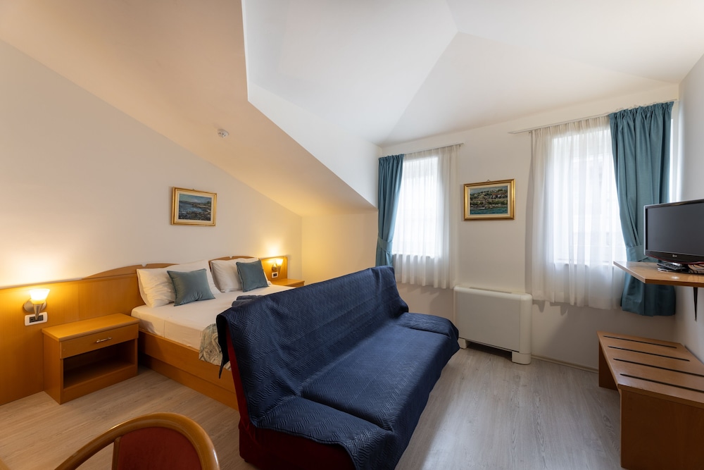 Family Room, 1 King Bed with Sofa bed