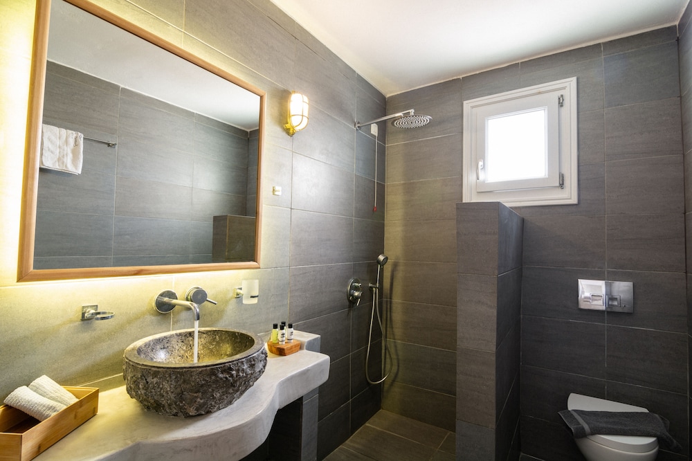 Elegant Suite with indoor jetted tub and sea view - Photo 30