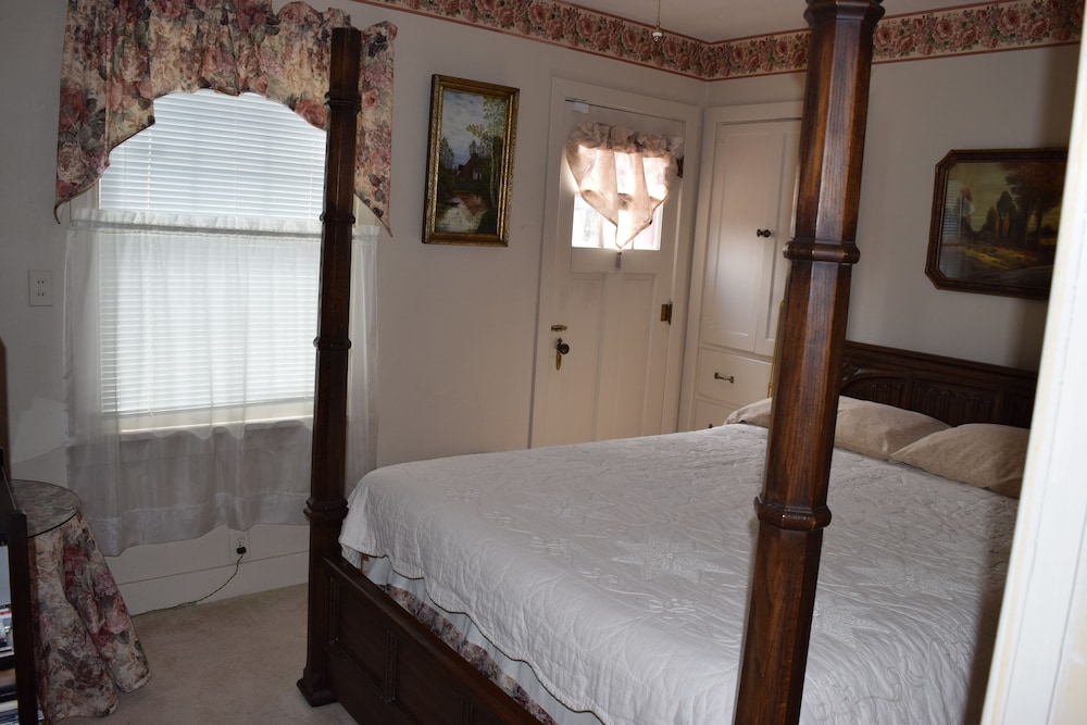 Economy Room, 1 Queen Bed, Courtyard View photo 2