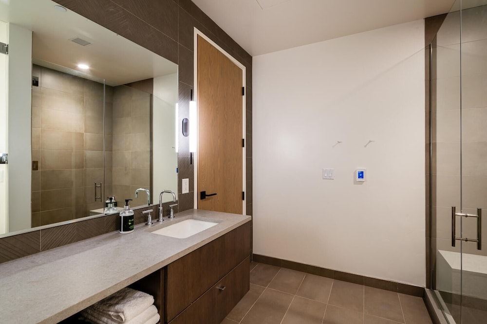 Condo, 2 Bedrooms photo 2