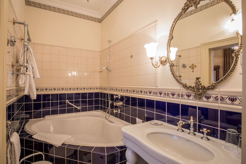 Deluxe Double Room - Photo 22