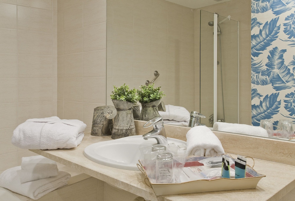Suite (2 Adults) - Photo 9