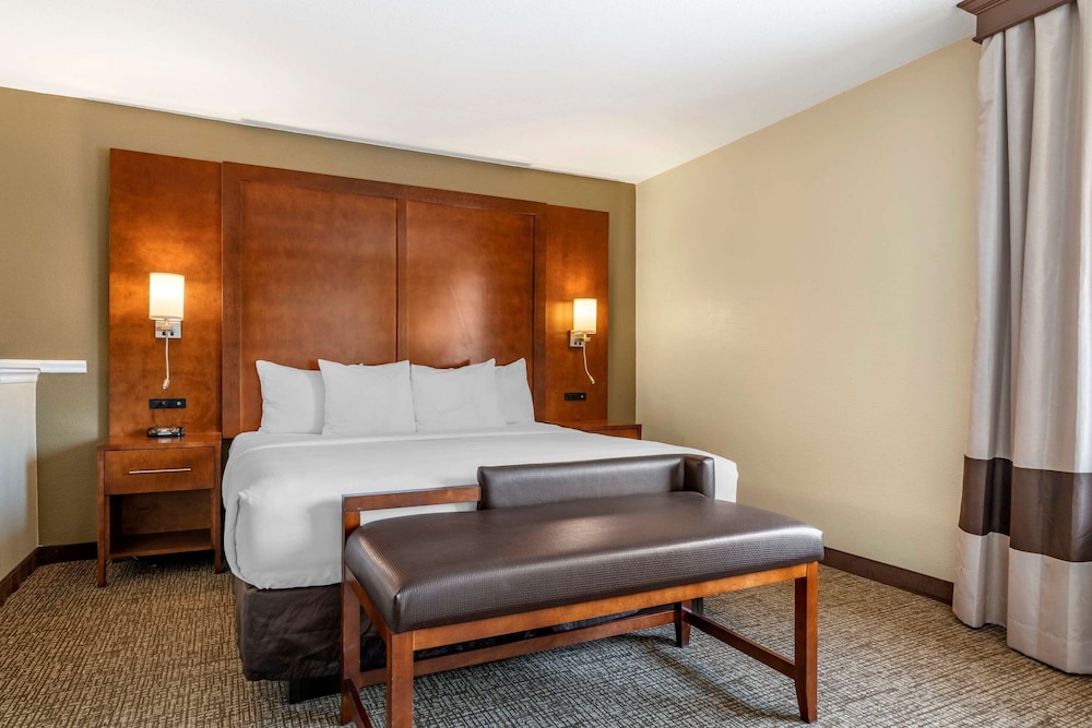 Room, 1 King Bed, Non Smoking (Upgrade) - Photo 2