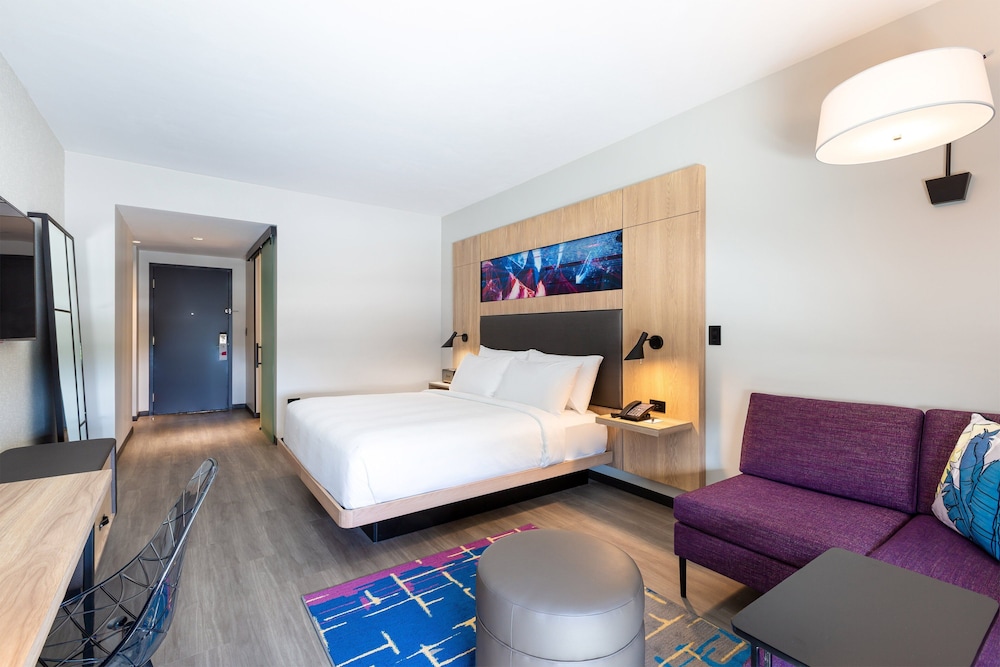 Room, 1 King Bed, City View (Corner) - Photo 2