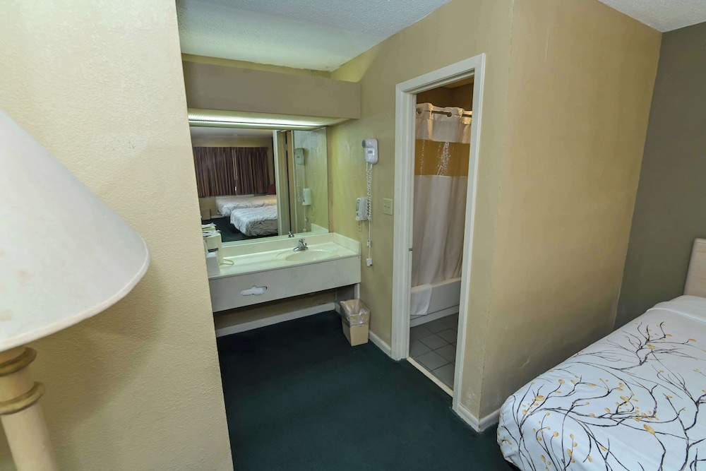 Room, 2 Queen Beds, Non Smoking - Photo 6