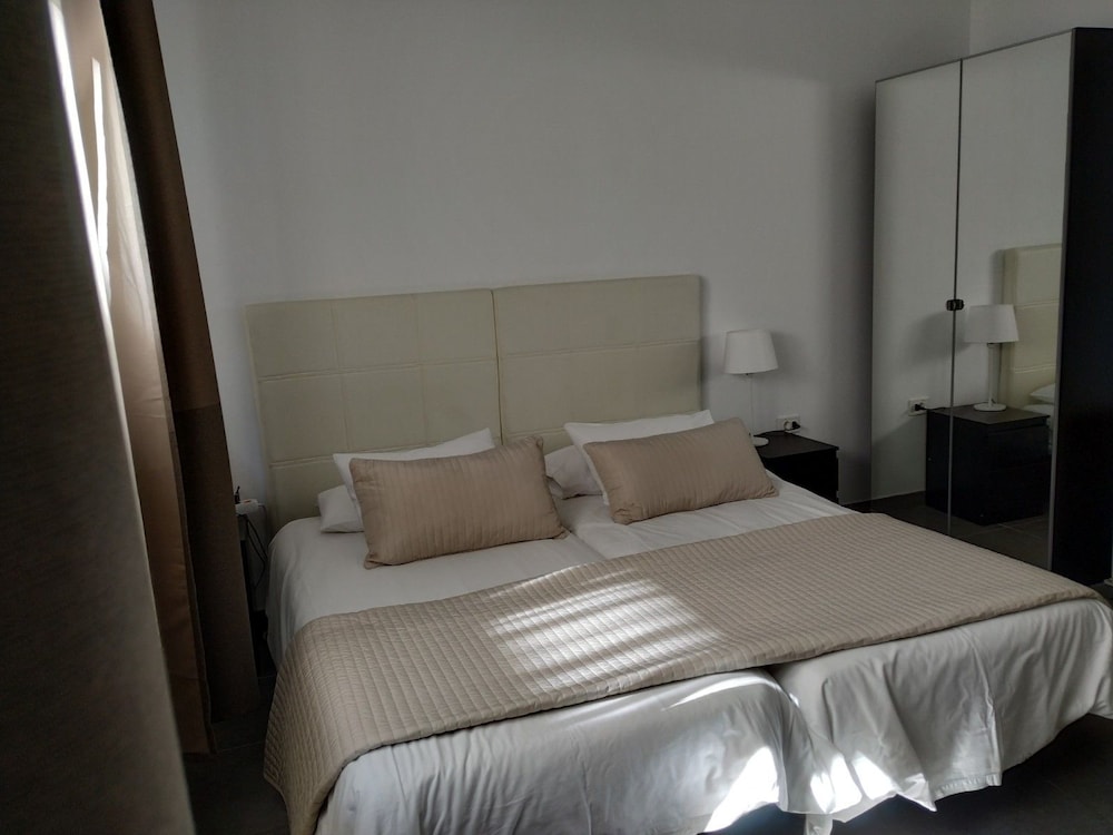 Standard Room, 2 Twin Beds - Photo 18