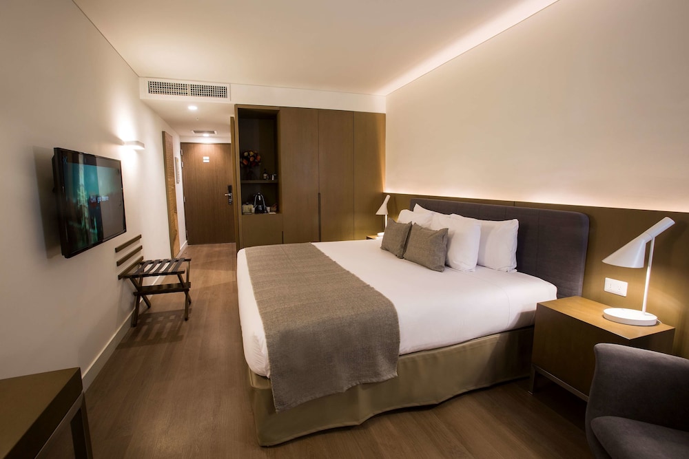 Classic Room, 1 King Bed, City View - Photo 3