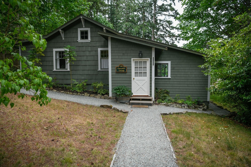 Churchill Cottage Up to 4 Person Occupancy - English Breakfast