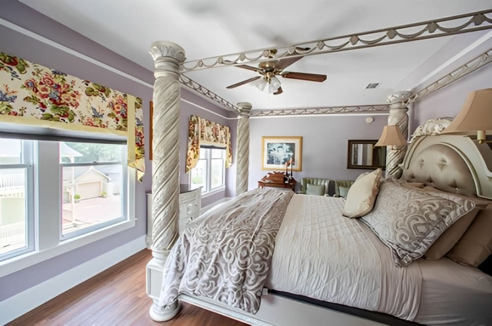 Deluxe Room, 1 King Bed, Non Smoking (The Carriage View Room)