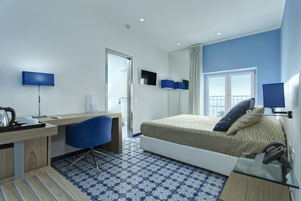 Superior Double Room, Partial Sea View - Photo 4