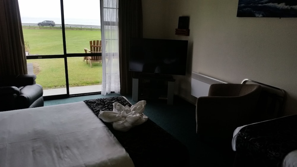 Luxury Studio With Lakeview, Queen And Single Bed, Private Thermal Pool