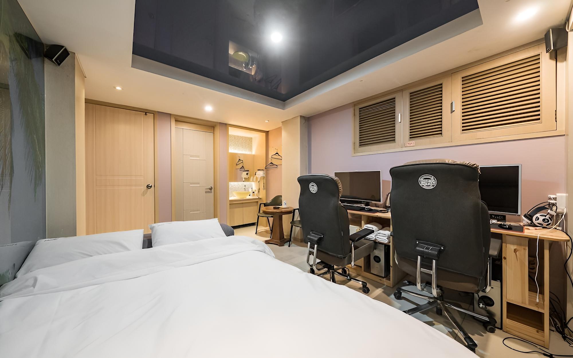 Room (Couple PC (PUBG OverwatchLOL / Netfli) photo 2