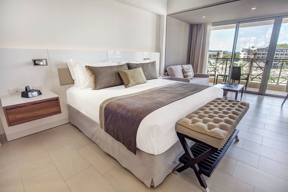 Luxury Family Suite - Photo 16
