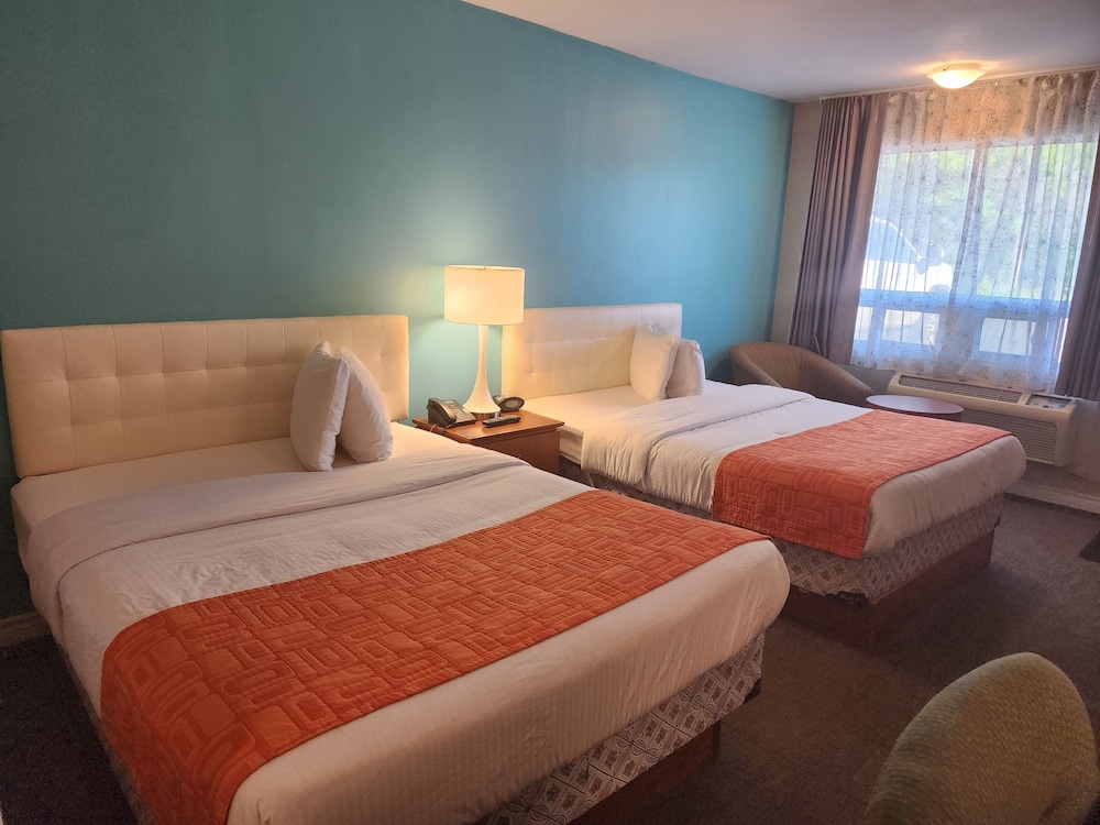 Room, 2 Queen Beds, Non Smoking