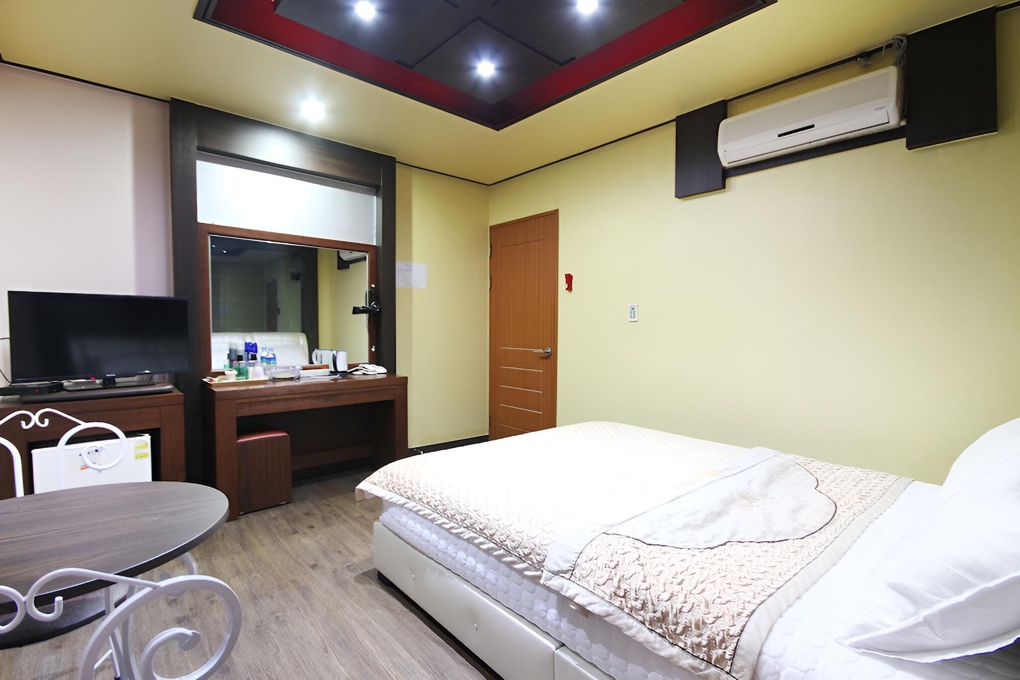 Room (Standard Room) - Photo 18