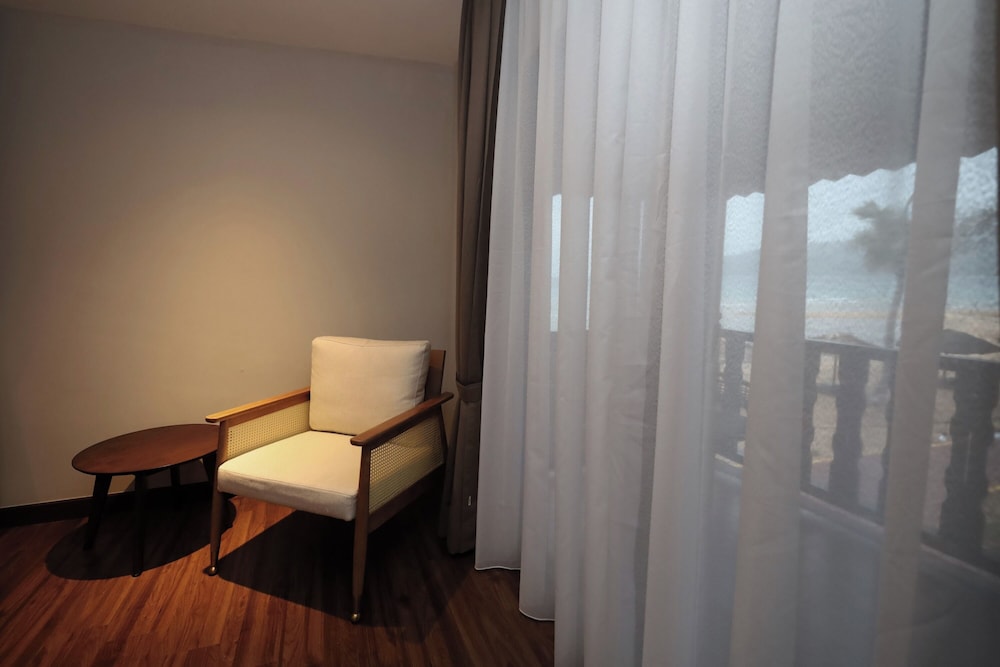 Beachfront Suite photo 2