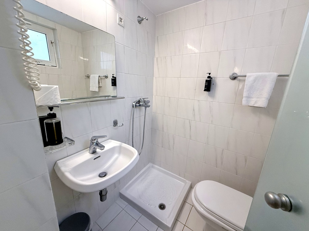Internal Double Room with Window (no view) - Photo 17