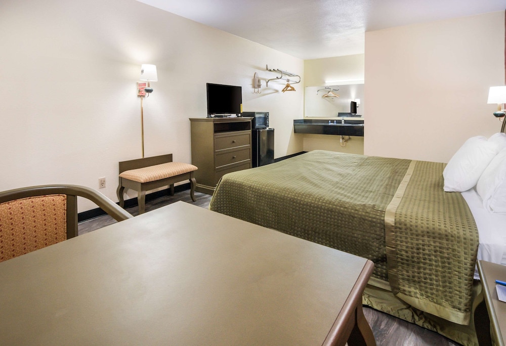 Standard Room, 1 King Bed, Non Smoking photo 2