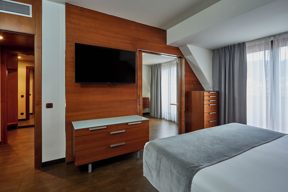 Junior Suite, Balcony (1 Adult) - Photo 7
