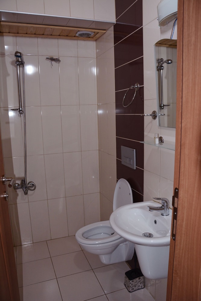Basic Quadruple Room photo 2