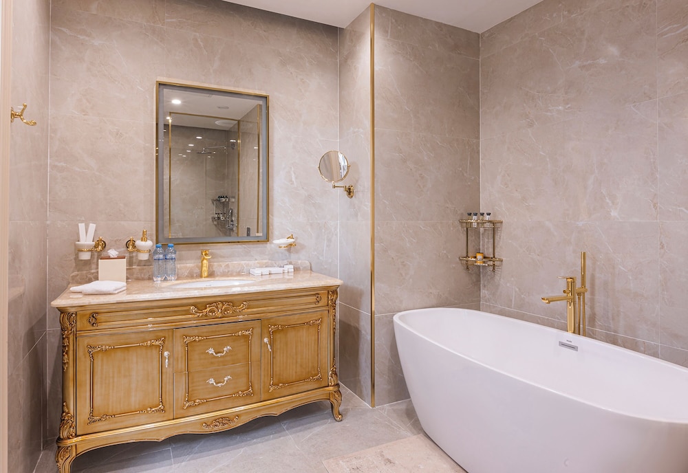 Executive Suite - Photo 3