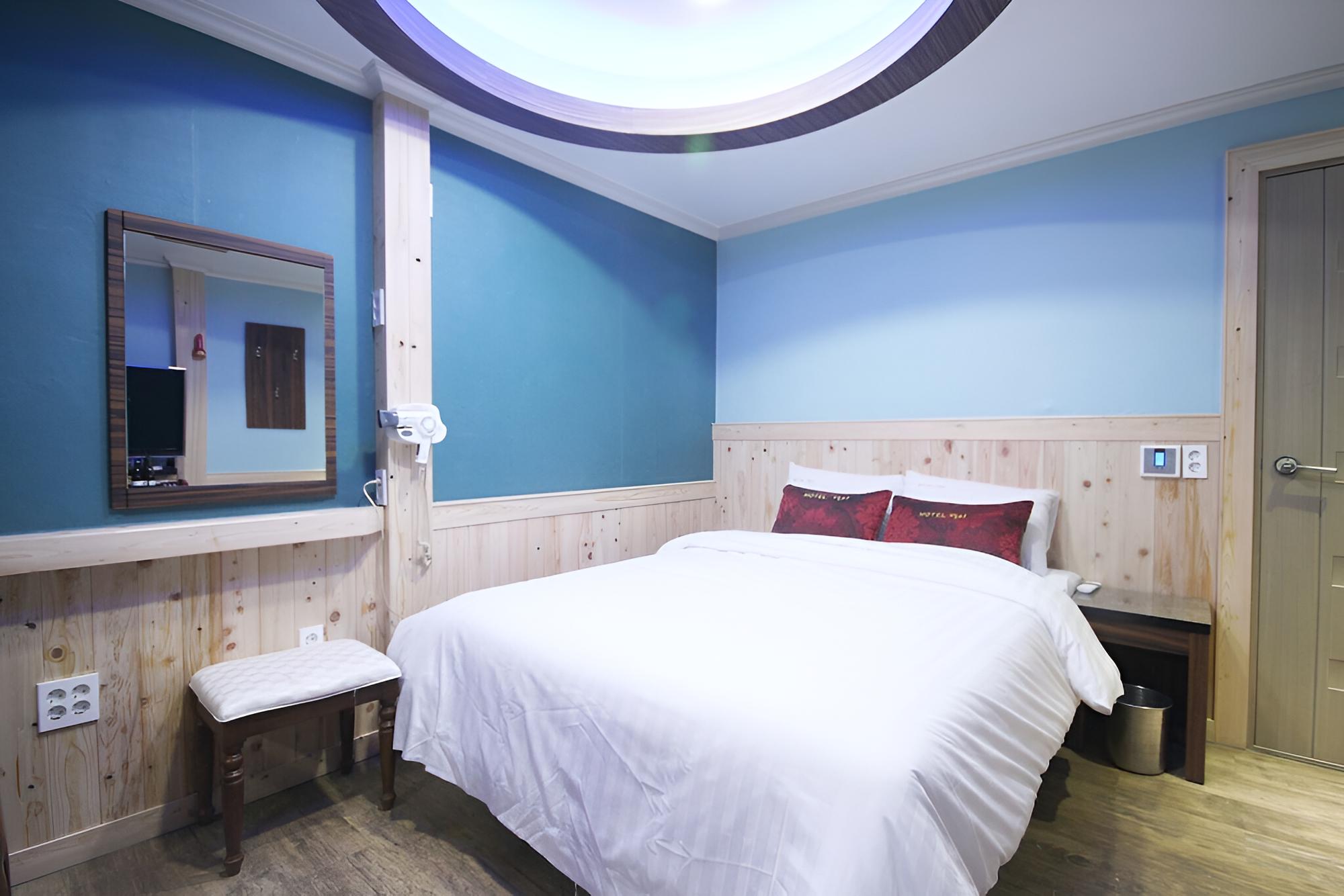 Room (Standard Room) - Photo 13
