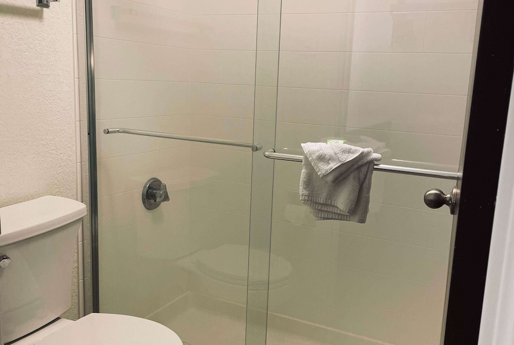 Honeymoon Suite, 1 King Bed, Non Smoking (One Bedroom) photo 2