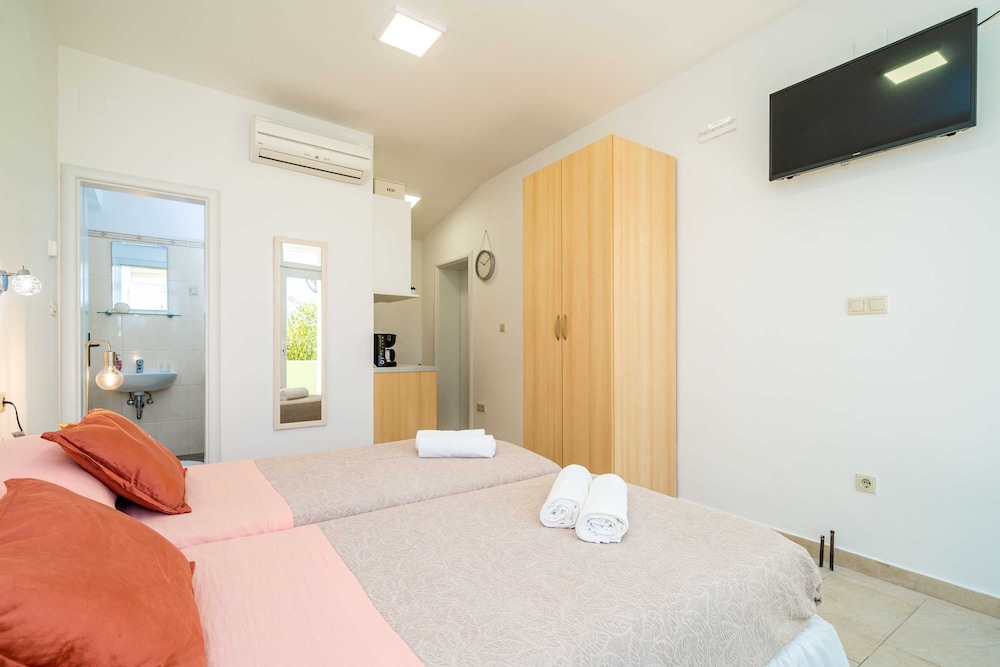 Traditional Studio, Terrace, Garden View photo 1