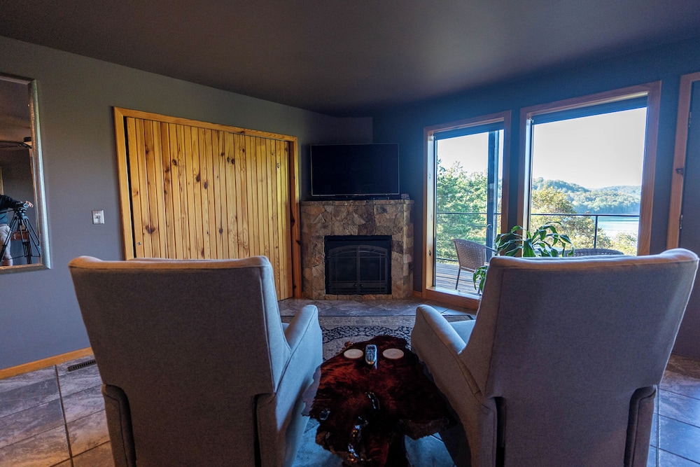 A Private Lakeview Suite photo 3