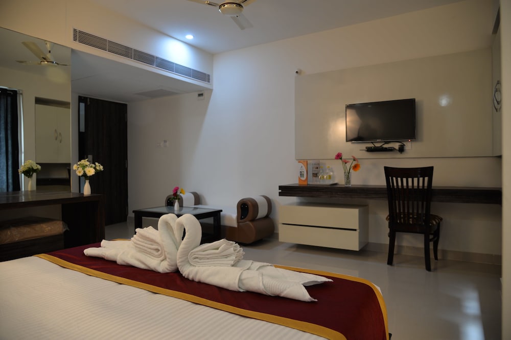 Deluxe Suite, Non Smoking, City View photo 3