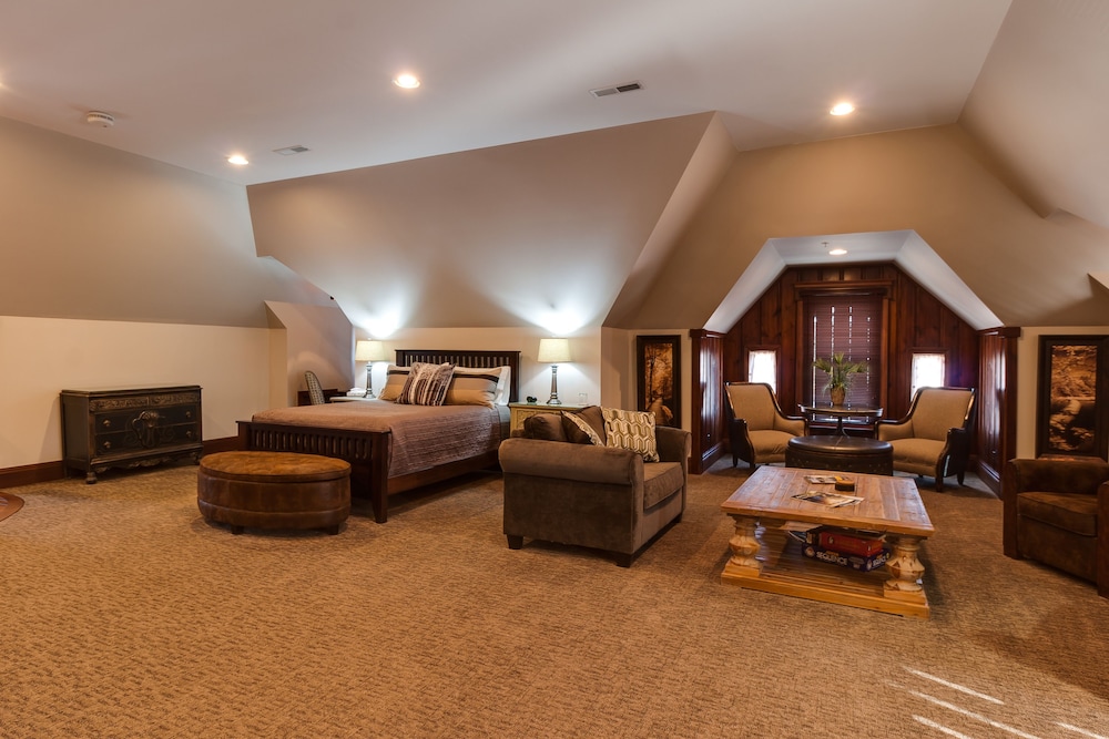 Suite, 1 Queen Bed, Kitchenette (Treetop Suite )