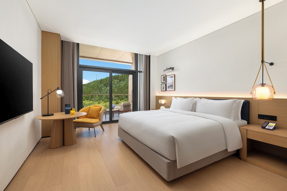Standard Room, 1 King Bed, Balcony (Furnished Balcony)