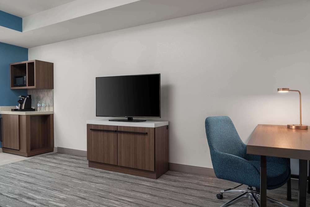 Junior Suite, 1 King Bed, Accessible - Photo 1