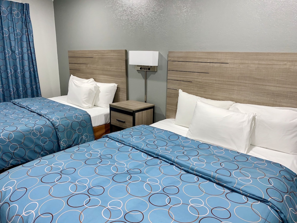 Deluxe Room, 2 Queen Beds, Smoking photo 2