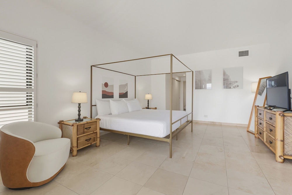 Room, 2 Bedrooms, 2 Bathrooms, Ocean View (Unit 706) photo 2