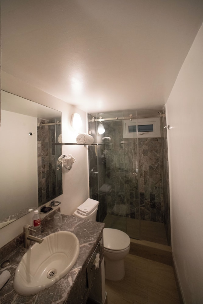 Two Queen Beds and Two Bathrooms photo 3
