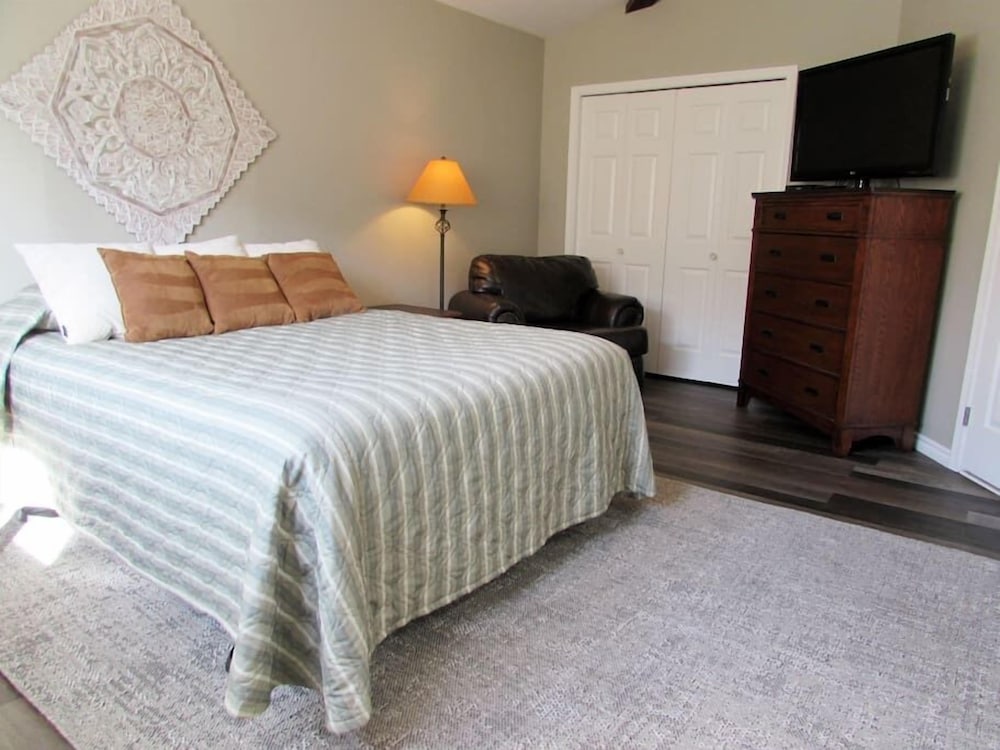 Signature Condo, 2 Bedrooms, Golf View (380) photo 1
