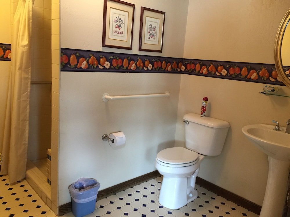 Standard Cottage, Accessible, Ensuite (Red Baron) photo 2