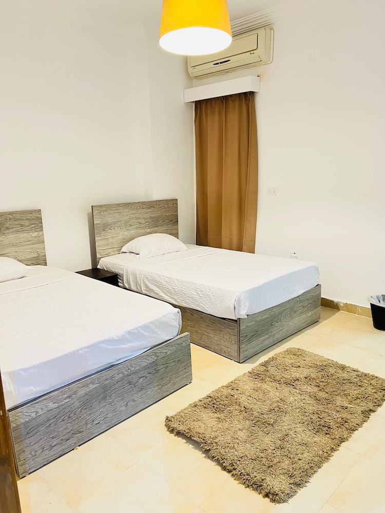 Deluxe Family Room Back View with 4 Beds photo 1