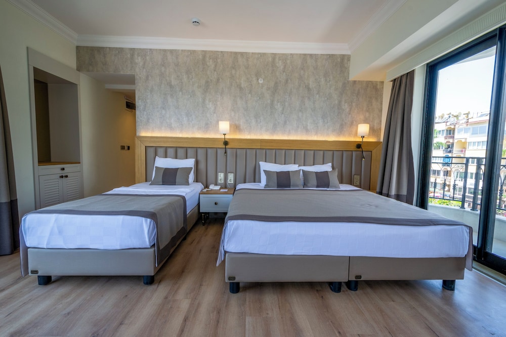 Triple Room, Multiple Beds, Non Smoking, Sea View photo 2