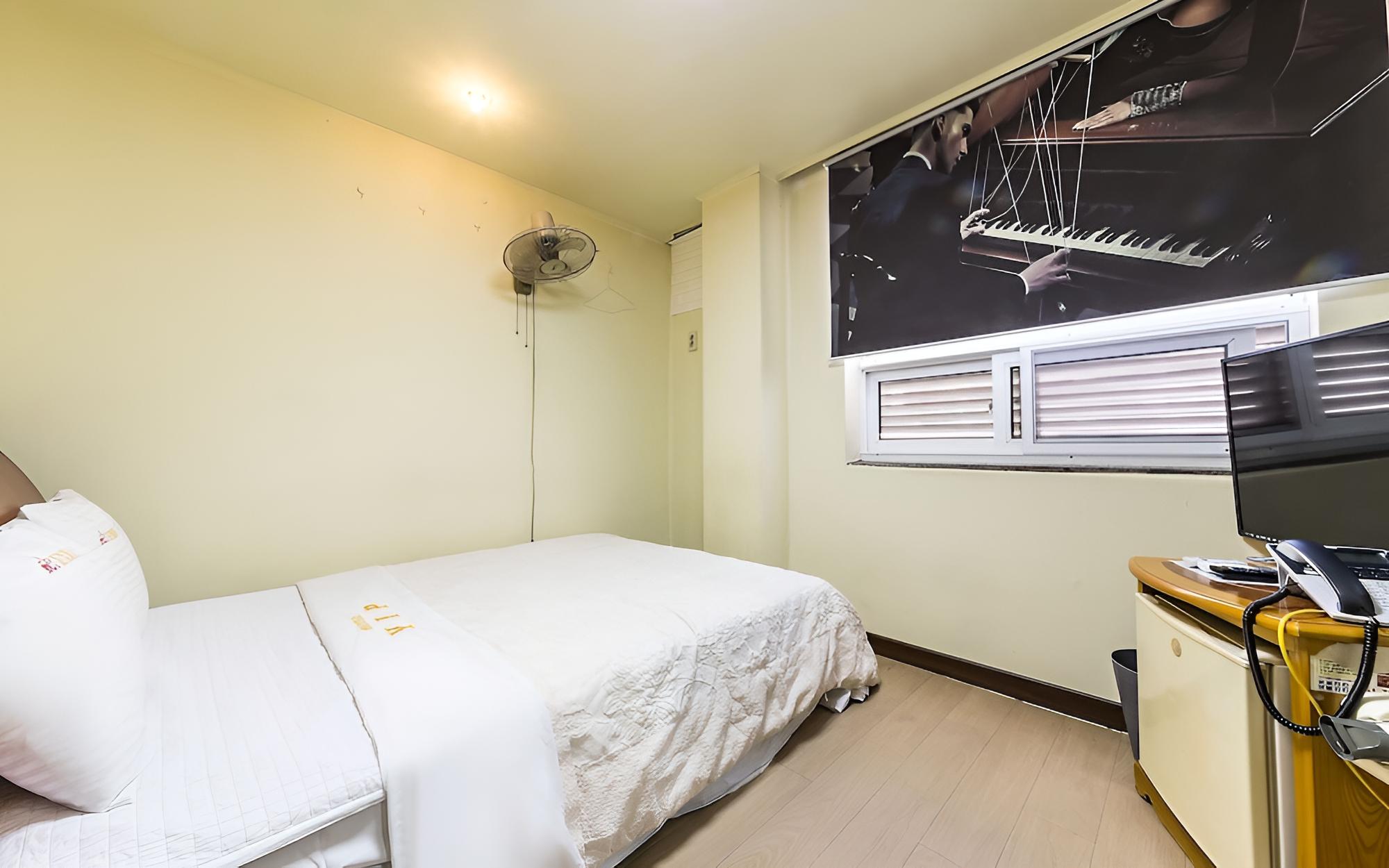 Room (Standard Room) - Photo 6