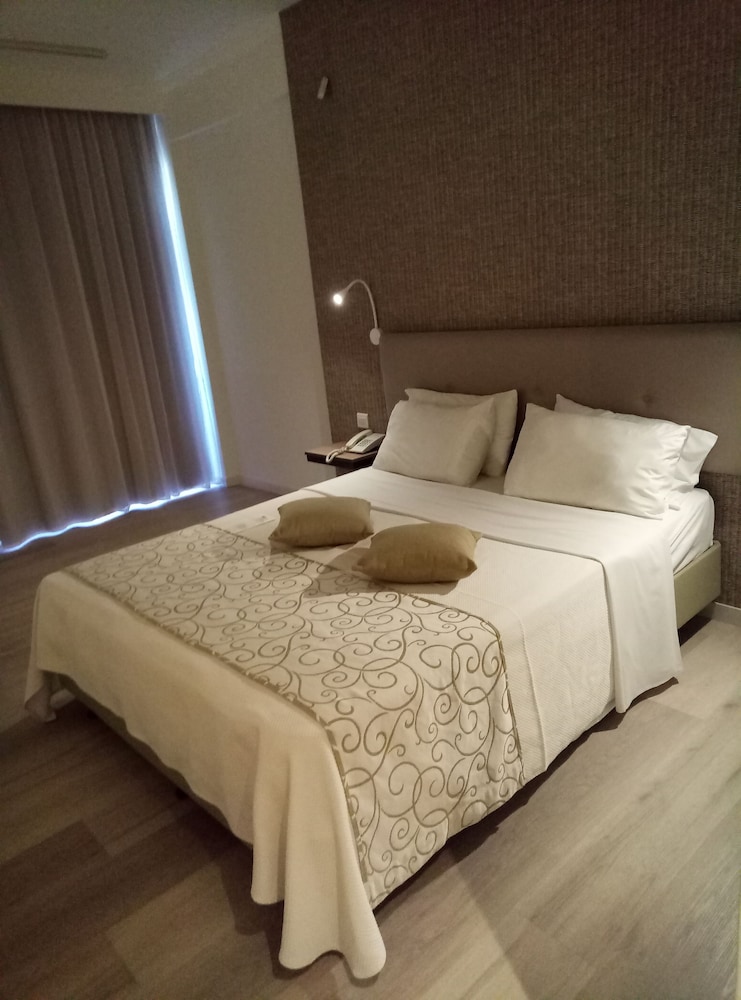 Superior Twin Room, Sea View - Photo 3
