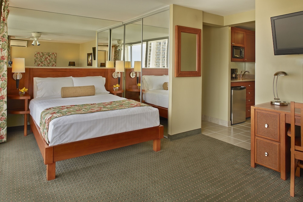 Studio Suite, Partial Ocean View (1 Queen Bed)