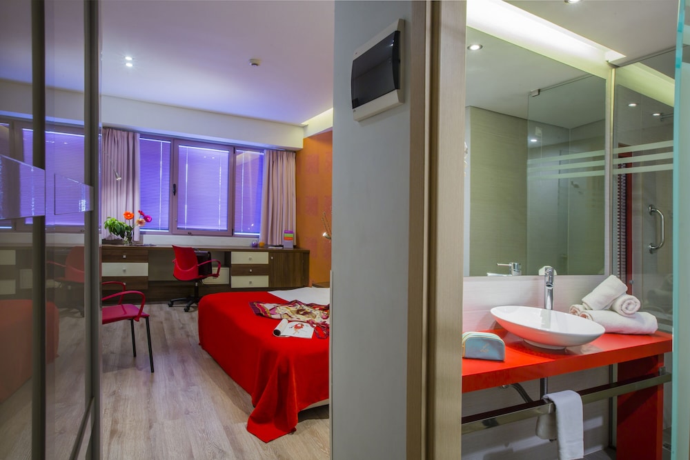 Premium Twin Room - Photo 7